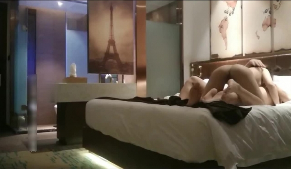 长屌哥酒店约啪网红脸气质性感外围美女,太漂亮还没洗澡就被扑倒,各种姿势用力猛干,操的美女身体颤抖