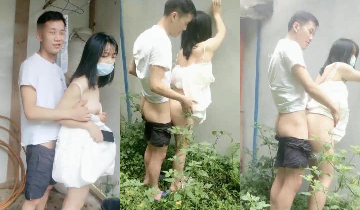 野外~玩刺激~玩心跳~【无敌小表妹】2男2女~车震小树林~茅屋~操出血，家中3P啪啪