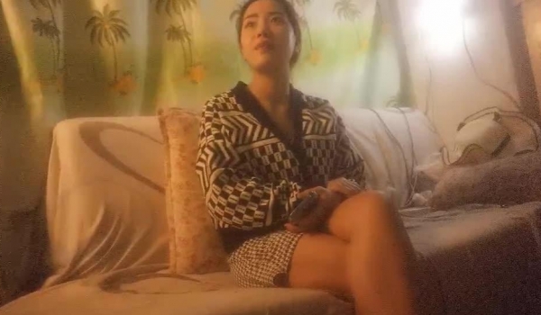 最牛视角偷拍站街女探花《素质嫖客》雨夜红灯区嫖妓少妇站街女搞完一块唠嗑等雨停