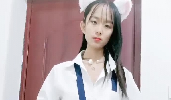 小骚货居家和男友操逼，苗条身材，撩起裙子就是操，特写视角美臀猛坐，打桩机操的语无伦次，浪叫呻吟不