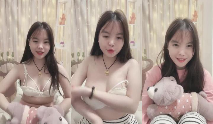 【粉嫩小女孩】，人如其名，极品重庆嫩妹，白花花的大奶子，掰开洞洞一张一合