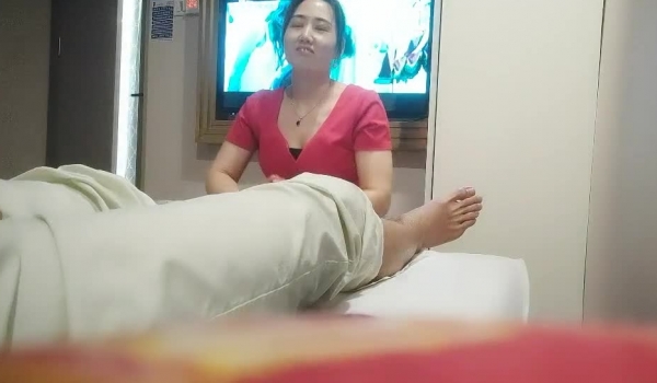 山鸡岁月 露脸眼镜学生妹小屁股又挺又翘被按住双腿抽插