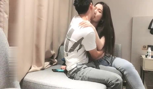 探花顶级外围美女修长美腿完美身材，拔下内衣露白皙美乳，长相双腿掰穴舔了起来，上位骑乘扭动小腰双腿