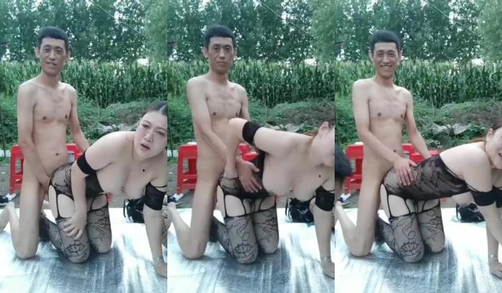 东北二人转· 农村玉米地野战 二位坦克迎接精瘦男的操逼技术，努力耕田，爆射肥婆一肚子精液