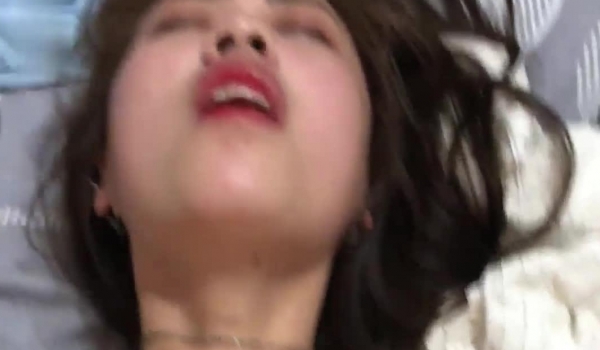《百度云泄密》单位聚餐小伙灌醉刚刚参加工作的美女同事 带回出租屋各种姿势啪啪