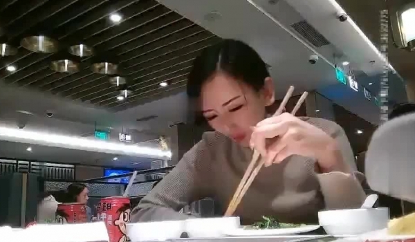 【全国探花】刚认识的性感白嫩美女激情做爱 啪啪操的太猛积水横溢 变换着各种姿势满足她