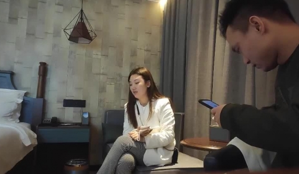 【步宾寻花】第二场高端外围继续，漂亮小姐姐，沙发抠穴淫水多多，近距离拍摄插入镜头，娇喘不断刺激淫