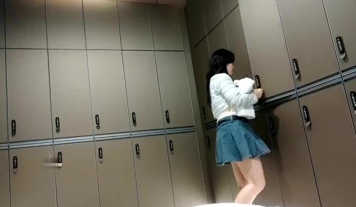 澡堂子偷拍闺蜜俩一前一后换衣准备洗澡 一个丰满犹存一个大长腿排骨妹