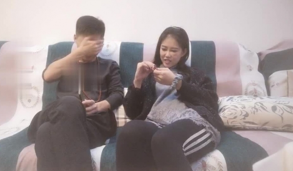 《小贺精品探花》酒店约炮戴玉佩的颜值美女兼职妹啪啪
