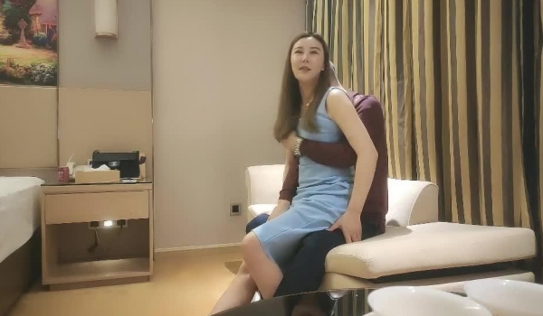 野马寻欢蓝色长裙网红脸外围妹，揉捏奶子撩起裙子扣穴，埋头深喉抗腿猛操，站立扶腰后入撞击
