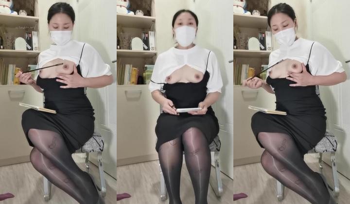 推特反差骚妇骚话情景骚剧天花板，人妻骚妇【桃仙小妖精】最新私拍~各种淫语在儿子背后自慰高潮