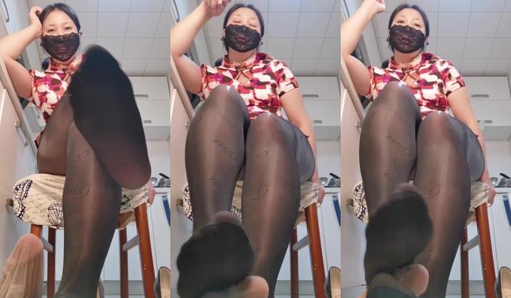 推特反差骚妇骚话情景骚剧天花板，人妻骚妇【桃仙小妖精】最新私拍~各种淫语在儿子背后自慰高潮