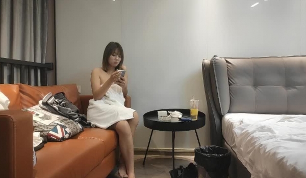 天天去探花极品短发美女小姐姐，撩起裙子摸屁股，埋头口交掰穴特写，骑乘抽插后入大力猛操