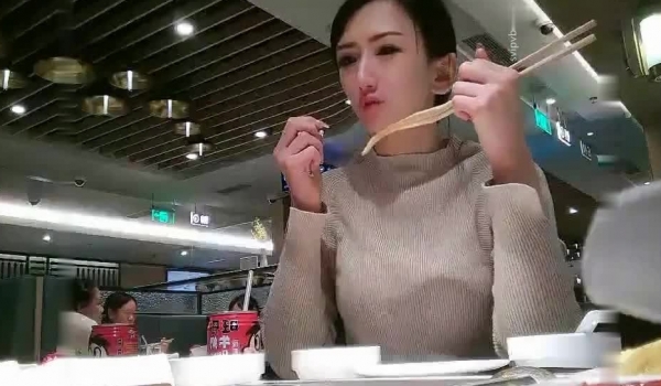 《全国探花》铁牛哥某小区上门到家里草前几天一块吃火锅来月经没干成的锥子脸女神火锅妹