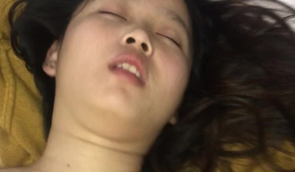 【MJ极品】价值1500RMB的年轻巨乳小妹下药失去意识任人玩弄啪啪 无套内射 两颗球球是真的大