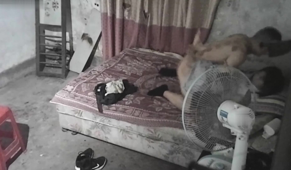 高挑少妇接客多 嫖客各种各样