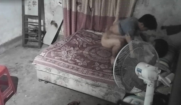 高挑少妇接客多 嫖客各种各样