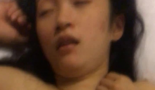 高素质长发漂亮搞人力资源女白领被套路灌晕唿唿大睡不省人事被带到宾馆扒光尽情猥亵