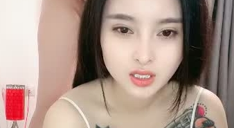胖哥哥双飞大战表姐表妹，颜值爆表花样百出，一会就缴枪了，姐姐还要自己自慰