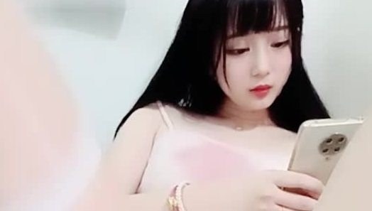 可爱萝莉【兔宝哟】童颜美乳~道具插穴电击喷水~高压喷射水柱有一米高，柔弱的妹子，活很猛！