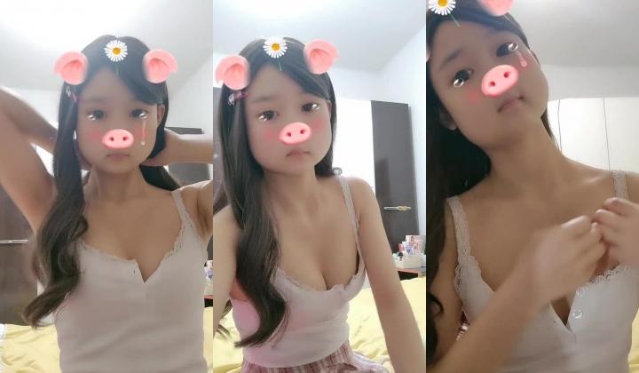 重磅推荐！19岁清纯学生！超级可爱~【你的学妹】，独自在家锁上门，闺房里换装自慰，撒尿特写