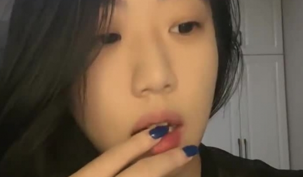 【你的白月光】，可纯可欲校花，极品高颜值，纯天然大奶子，密码房大尺度全脱