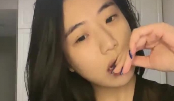【你的白月光】，可纯可欲校花，极品高颜值，纯天然大奶子，密码房大尺度全脱