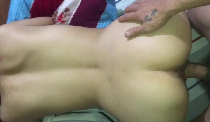 露脸才是王道！国语对话，能挤出奶水的哺乳期骚少妇与纹身男真实偸情性爱记录，各种啪啪口交
