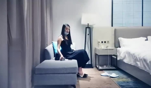 小伙酒店2800元约啪女神级性感外围女,聊天才发现都是东北老乡,操逼时一点也没客气,把美女操怕了