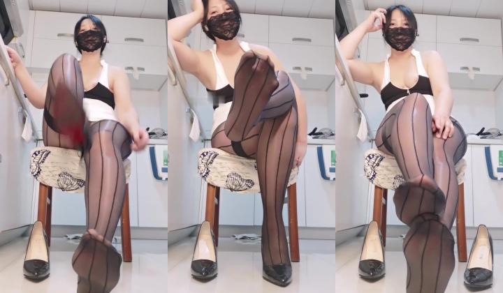 丰满熟女 ·桃子冰妈妈· - 角色扮演- 黑丝高跟鞋性感吊带衣，妓女羞辱射精，粗口辱骂，女王好棒！