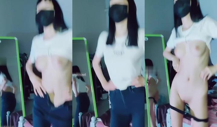 出道即巅峰新人露脸推特顶B王，人瘦奶大小魔女【蒂米】定制私拍，裸舞顶胯，道具紫薇无套啪啪内射