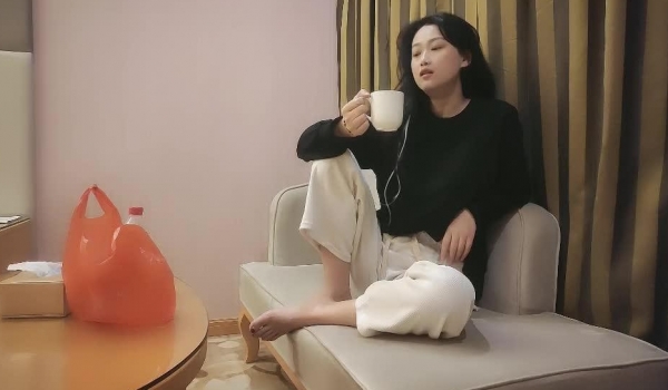 小马丶寻花气质甜美外围小少妇，手伸进内裤揉搓肥穴，镜头前深喉扛起大长腿，拉着手站立后入