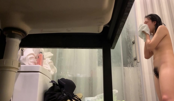 学校组织研学旅行,假装好心帮女同学搬行李到房间,暗中藏个摄像头偷拍她们洗澡