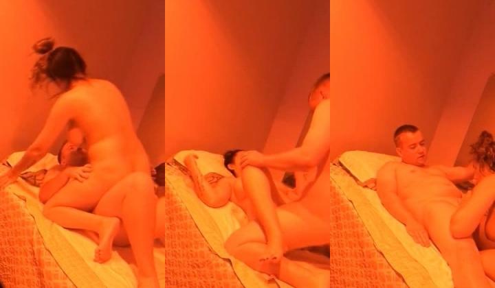 外籍留学生小青年深入香港红灯区偸录嫖J全过程居然给巨乳美眉舔逼舔够了在操她