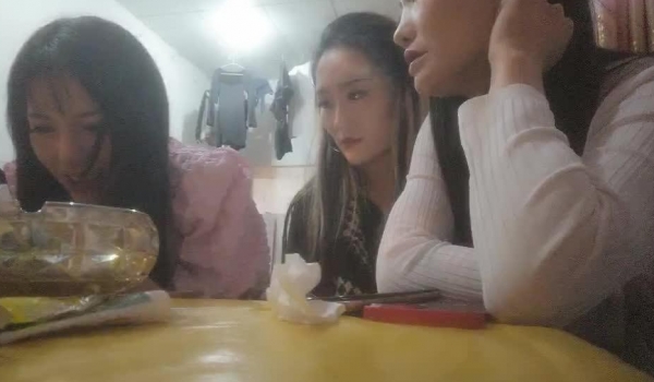 非常接地气的陕西站街女探花《本场无套内射》晚上整了个身材不错的黑裙丝袜美女