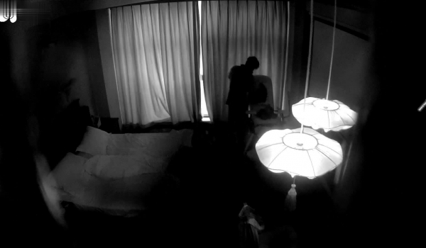 真实欣赏数对青年男女开房啪啪啪亮点多多最牛逼的当属情趣房极品巨乳妹的杀猪般嚎叫直接听硬了