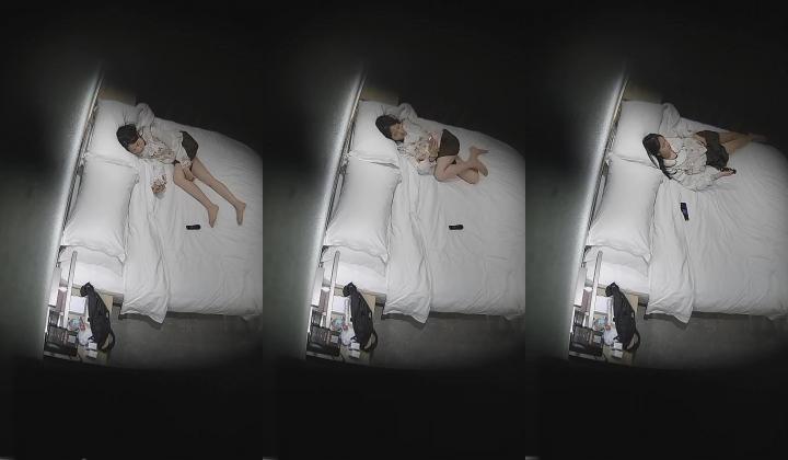 真实欣赏数对青年男女开房啪啪啪亮点多多最牛逼的当属情趣房极品巨乳妹的杀猪般嚎叫直接听硬了