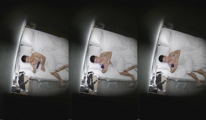 真实欣赏数对青年男女开房啪啪啪亮点多多最牛逼的当属情趣房极品巨乳妹的杀猪般嚎叫直接听硬了