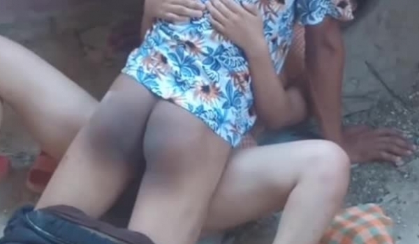 情侣破旧房屋内激情野战时被偷拍，亲吻吃奶子，抠逼上手，无套疯狂输出艹逼不停！