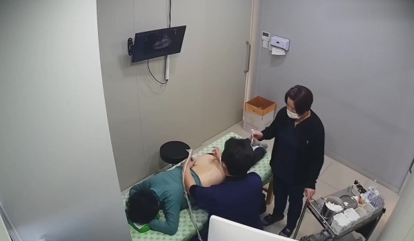 医院摄像头偷拍 ️来打针的女人们撅着大白屁股等待插针居然还有男医生插着氧气管打针