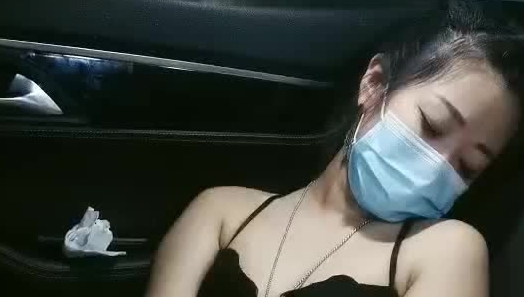 户外小骚骚玩嗨了在车上开始浪，全裸自慰跳弹玩逼浪荡呻吟高潮不断，还被好姐妹玩骚奶子，精彩不要错过