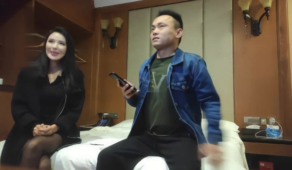【步宾寻花】小马云4500网约魔都大圈外围，极品女神罕见美乳，近景啪啪妹子被干表情尽收眼底
