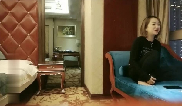 新晋探花，【寻花使者】深夜楼凤家中赴约，漂亮小少妇温柔配合，老熟人扒下裙子暴插白嫩美臀