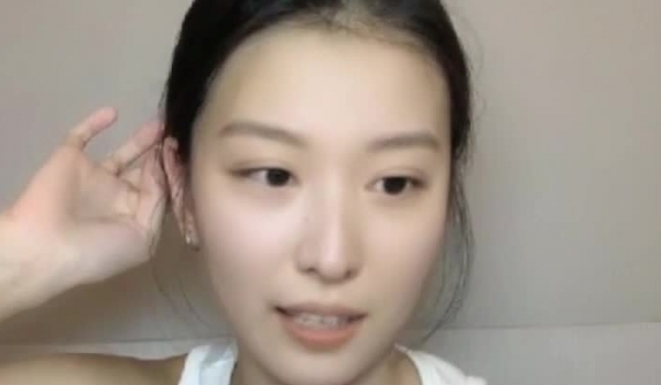 最清纯女神！【蜜桃淳】，颜值高就不需要开美颜，清纯反差，三点都漏给大哥