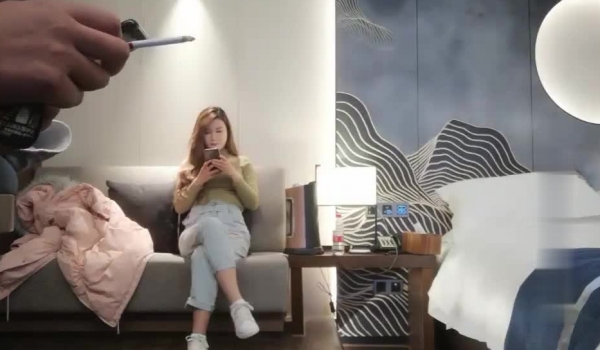 波浪长发高颜值大奶外围妹，连体网袜蜜桃美臀，很是风骚乳推扣穴，骑脸插嘴，扶着美臀后入爆操爽的淫叫