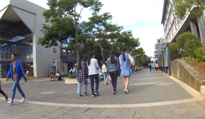 大学校园手机店偷窥蓝短裙粉内内清纯美眉,发育丰腴的蜜桃臀真想摸一摸