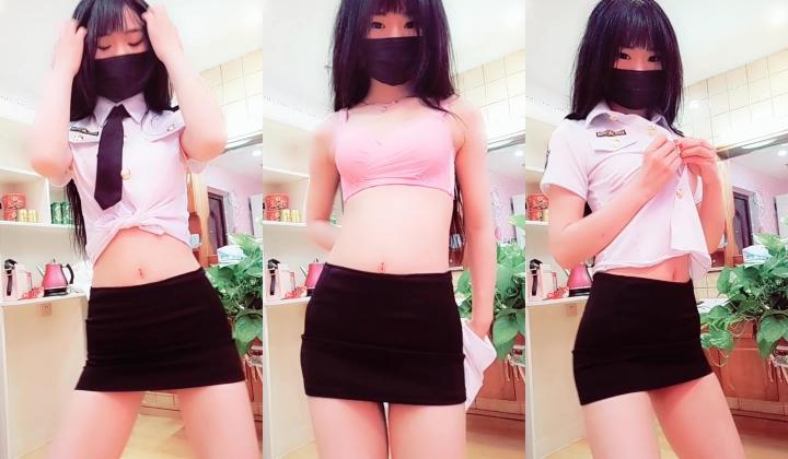 推特女神福利姬【00后大队长】未流出土豪私拍视图合集，情趣制服紫薇销魂可撸精尽人亡的节奏