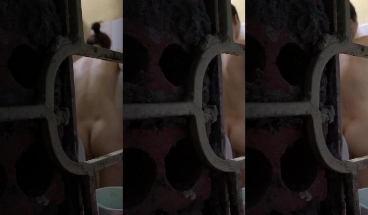 某高校女宿舍窗外偷拍好几个女学生洗澡,学校真抠门舍不得给女生宿舍装窗帘