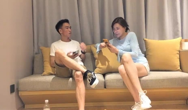 午夜寻花性感花臂纹身眼镜妹子，诱人身材甜奶口交上位骑坐猛操
