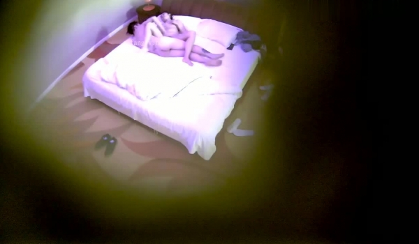 完美视角欣赏数对男女肉战现场恋爱的偸情的关系复杂亮点是体位真多五花八门新招式人肉悬浮